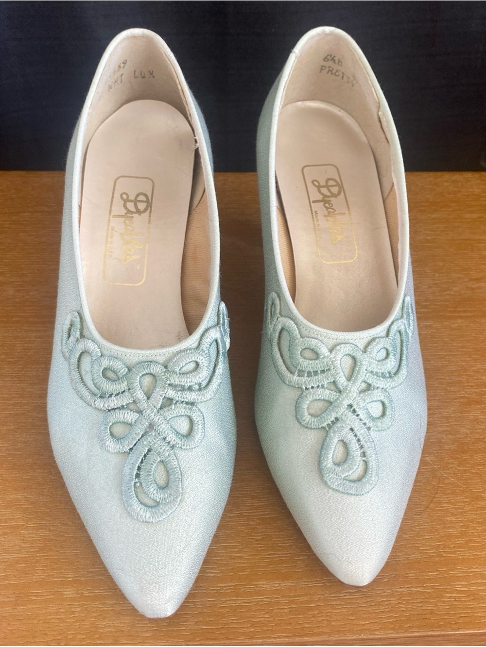 Vintage Dyeables Pretty Satin Pumps 6.5B Embroidered Wedding Formal Heels